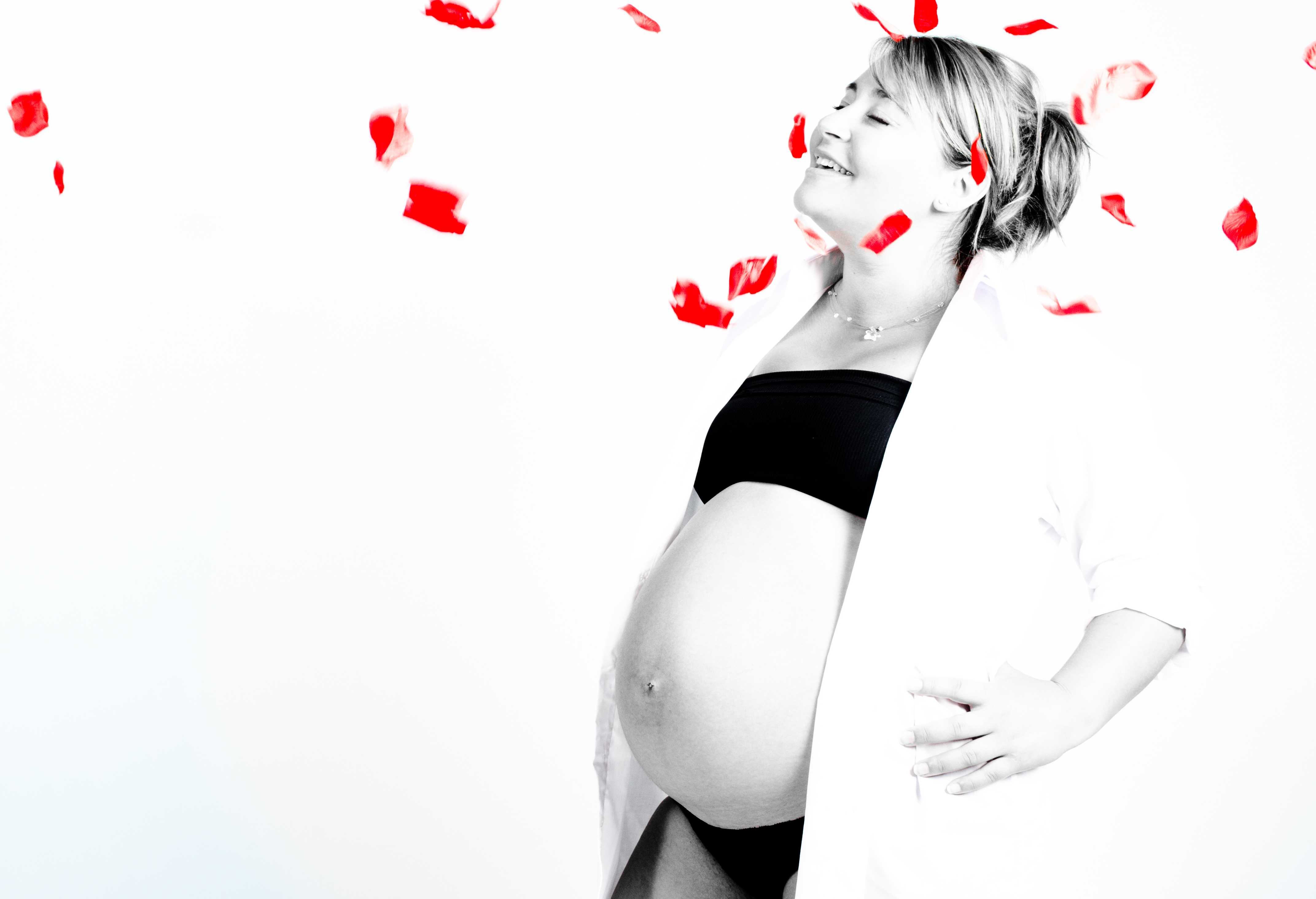 Femme enceinte et pétales