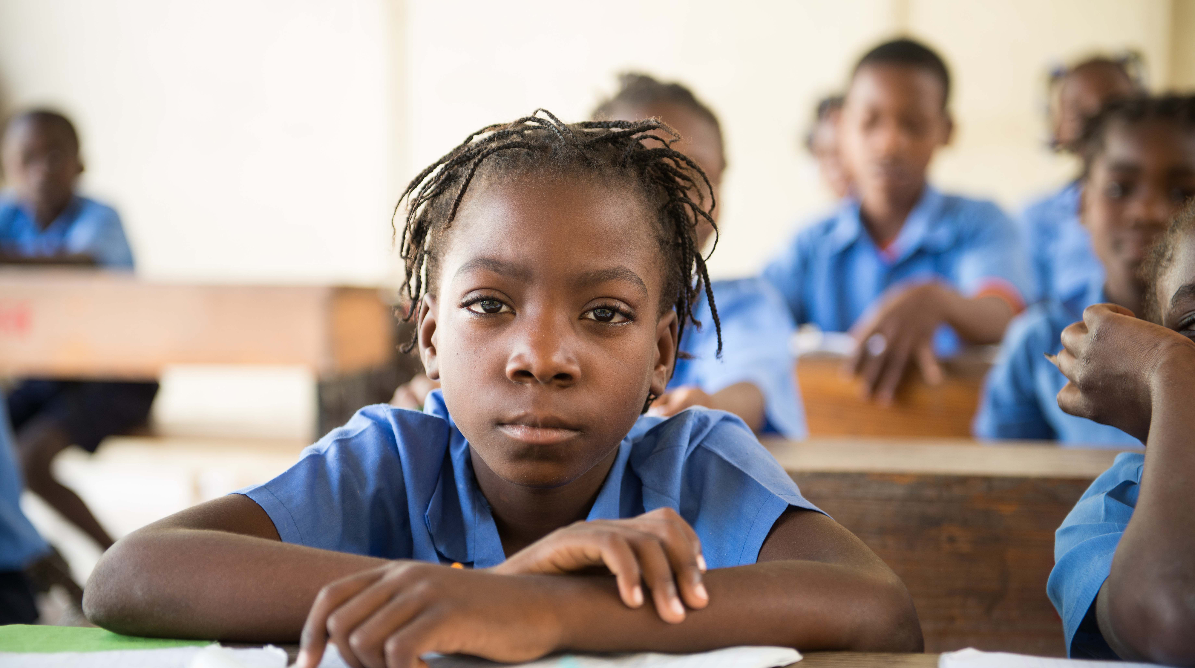 Jeune fille dans une école à Léogâne Haïti
