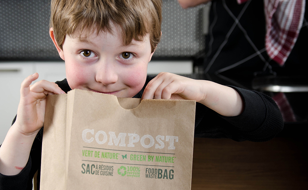 Enfant et sac de compost