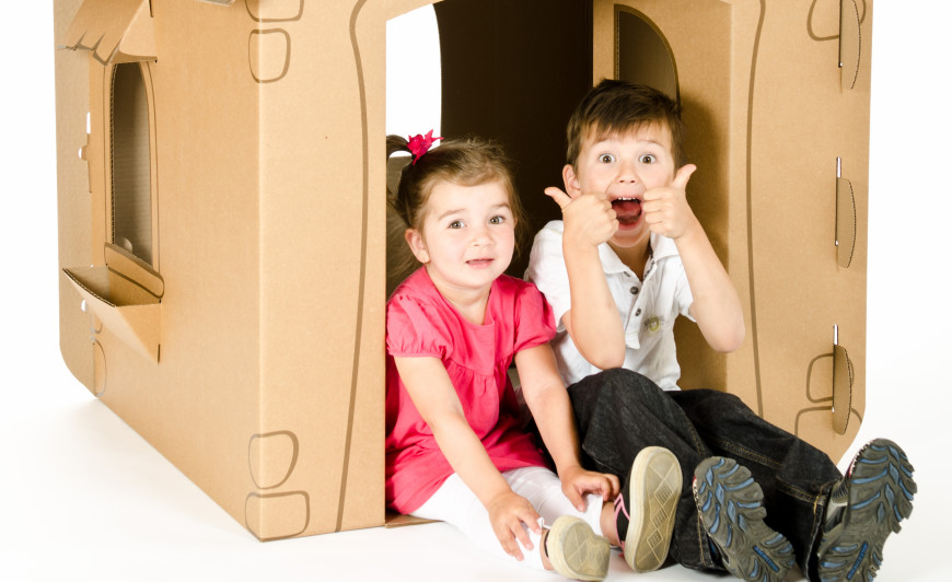 Enfants dans une maison en carton