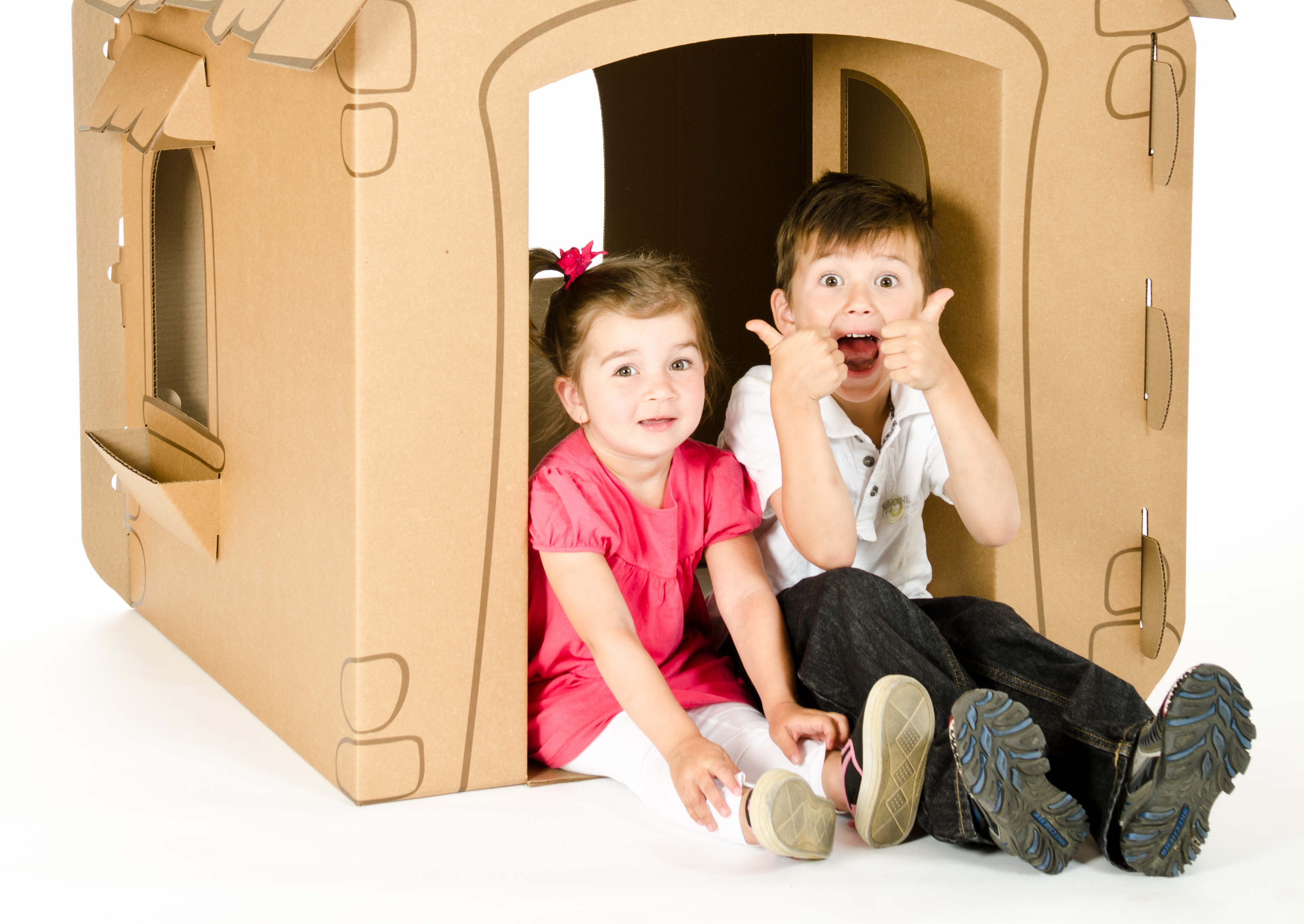 Enfants dans une maison en carton