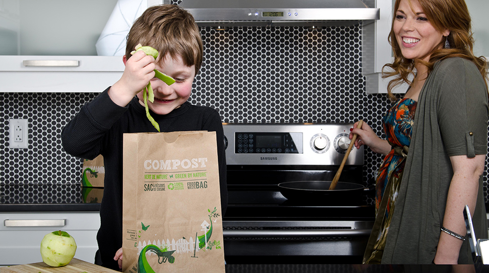 Famille et sac de compost