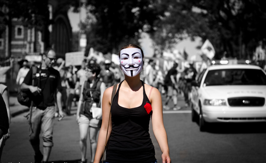 Manifestation étudiante à Québec carré rouge et masque