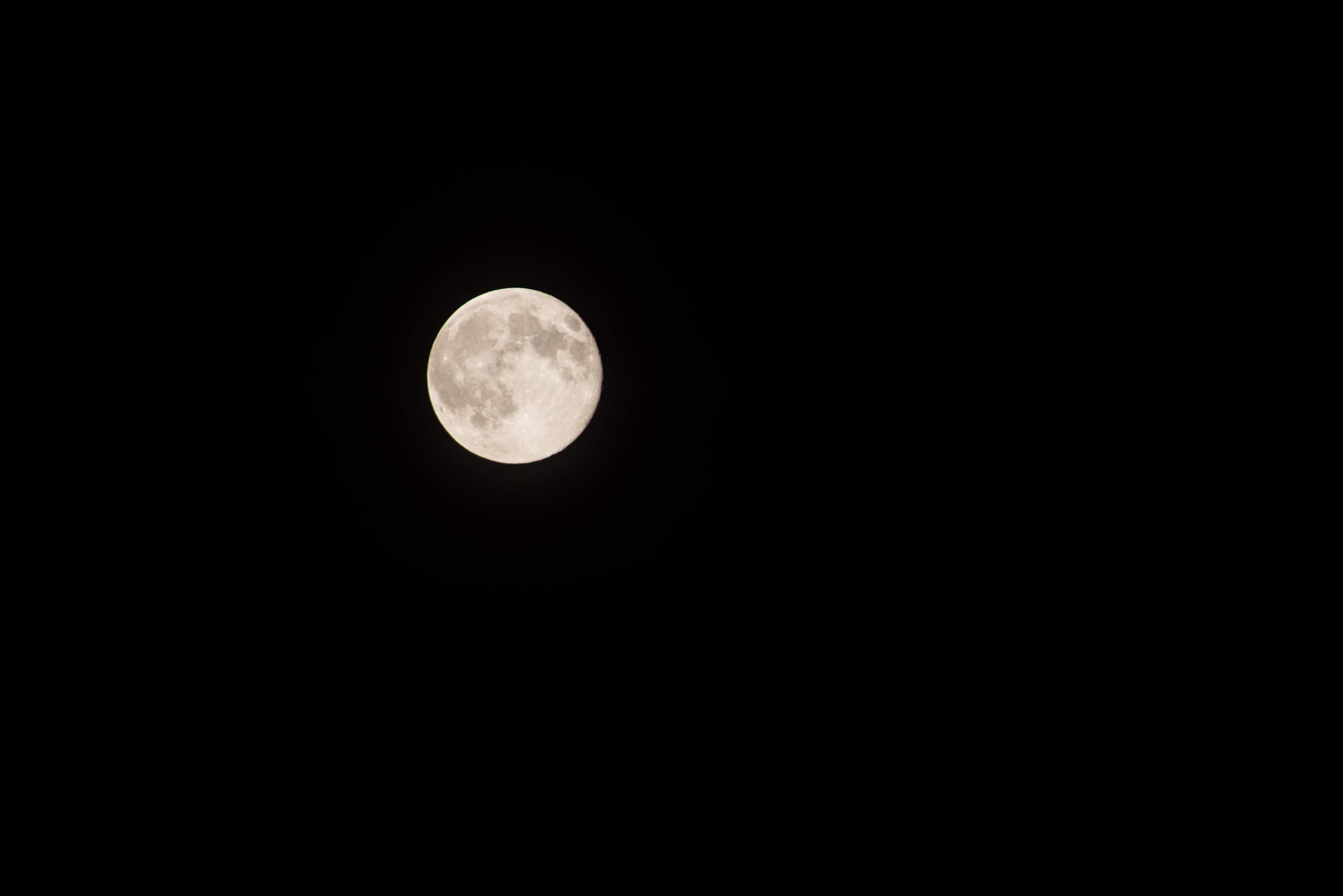 Lune sur ciel noir