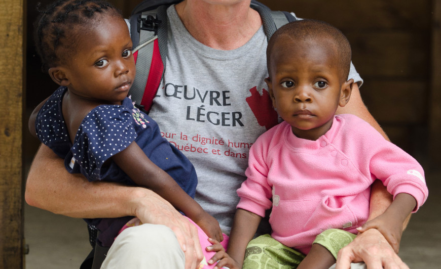 Femme et deux enfants haïtiens